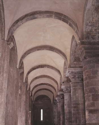 Ardara (Sassari), Chiesa di Santa Maria del Regno, interno: particolare della volta a crociera della navata laterale Ardara (Sassari), Chiesa di Santa Maria del Regno, interno: particolare della volta a crociera della navata laterale