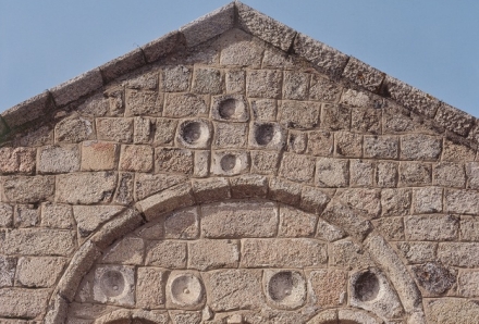 Olbia (Olbia-Tempio), Chiesa di San Simplicio, esterno: particolare degli alloggi per bacini ceramici in facciata Olbia (Olbia-Tempio), Chiesa di San Simplicio, esterno: particolare degli alloggi per bacini ceramici in facciata