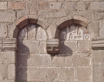 Olbia (Olbia-Tempio), Chiesa di San Simplicio, esterno: particolare degli archetti pensili in facciata Olbia (Olbia-Tempio), Chiesa di San Simplicio, esterno: particolare degli archetti pensili in facciata