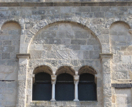 Santa Giusta (Oristano), Chiesa di Santa Giusta, esterno: particolare della trifora in facciata Santa Giusta (Oristano), Chiesa di Santa Giusta, esterno: particolare della trifora in facciata