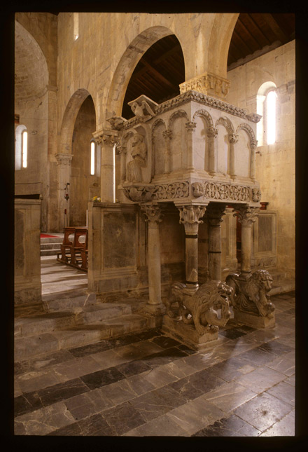 Pieve di Brancoli (Lucca), chiesa di S. Giorgio, interno: pulpito. Pieve di Brancoli (Lucca), chiesa di S. Giorgio, interno: pulpito.