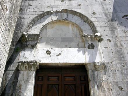 Pieve di Brancoli (Lucca), chiesa di S. Giorgio, facciata: portale. Pieve di Brancoli (Lucca), chiesa di S. Giorgio, facciata: portale.