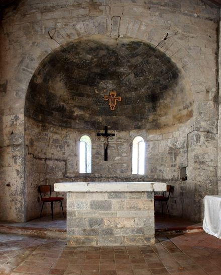 San Lorenzo in Corte di Brancoli (Lucca), chiesa di S. Lorenzo, interno, zona absidale. San Lorenzo in Corte di Brancoli (Lucca), chiesa di S. Lorenzo, interno, zona absidale.