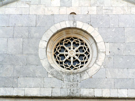'La Cappella (Lucca), chiesa di S. Martino, facciata: rosone detto ''Occhio di Michelangelo''.' 'La Cappella (Lucca), chiesa di S. Martino, facciata: rosone detto ''Occhio di Michelangelo''.'