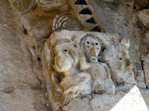 Stazzema (Lucca), chiesa di S. Maria Assunta, facciata: imposta figurata dell'archivolto del portale centrale. Stazzema (Lucca), chiesa di S. Maria Assunta, facciata: imposta figurata dell'archivolto del portale centrale.