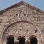 Olbia (Olbia-Tempio), Chiesa di San Simplicio, esterno: particolare degli alloggi per bacini ceramici in facciata Olbia (Olbia-Tempio), Chiesa di San Simplicio, esterno: particolare degli alloggi per bacini ceramici in facciata