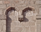 Olbia (Olbia-Tempio), Chiesa di San Simplicio, esterno: particolare degli archetti pensili in facciata Olbia (Olbia-Tempio), Chiesa di San Simplicio, esterno: particolare degli archetti pensili in facciata