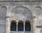 Santa Giusta (Oristano), Chiesa di Santa Giusta, esterno: particolare della trifora in facciata Santa Giusta (Oristano), Chiesa di Santa Giusta, esterno: particolare della trifora in facciata
