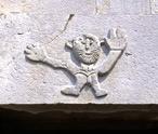 'Pieve di Brancoli (Lucca), chiesa di S. Giorgio, fianco meridionale architrave del portale laterale con il ''Brancolino''.'