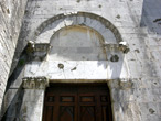 Pieve di Brancoli (Lucca), chiesa di S. Giorgio, facciata: portale. Pieve di Brancoli (Lucca), chiesa di S. Giorgio, facciata: portale.