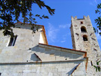 Pieve a Elici (Lucca), chiesa di S. Pantaleone, particolare della facciata. Pieve a Elici (Lucca), chiesa di S. Pantaleone, particolare della facciata.