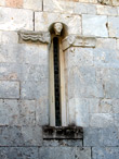 Valdicastello (Lucca), chiesa di S. Giovanni Battista e S. Felicita, fianco settentrionale: monofora. Valdicastello (Lucca), chiesa di S. Giovanni Battista e S. Felicita, fianco settentrionale: monofora.